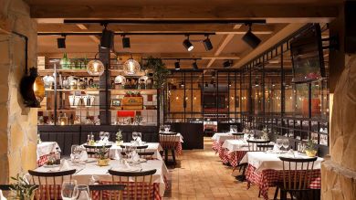 Sala de restaurante com iluminação Tromilux
